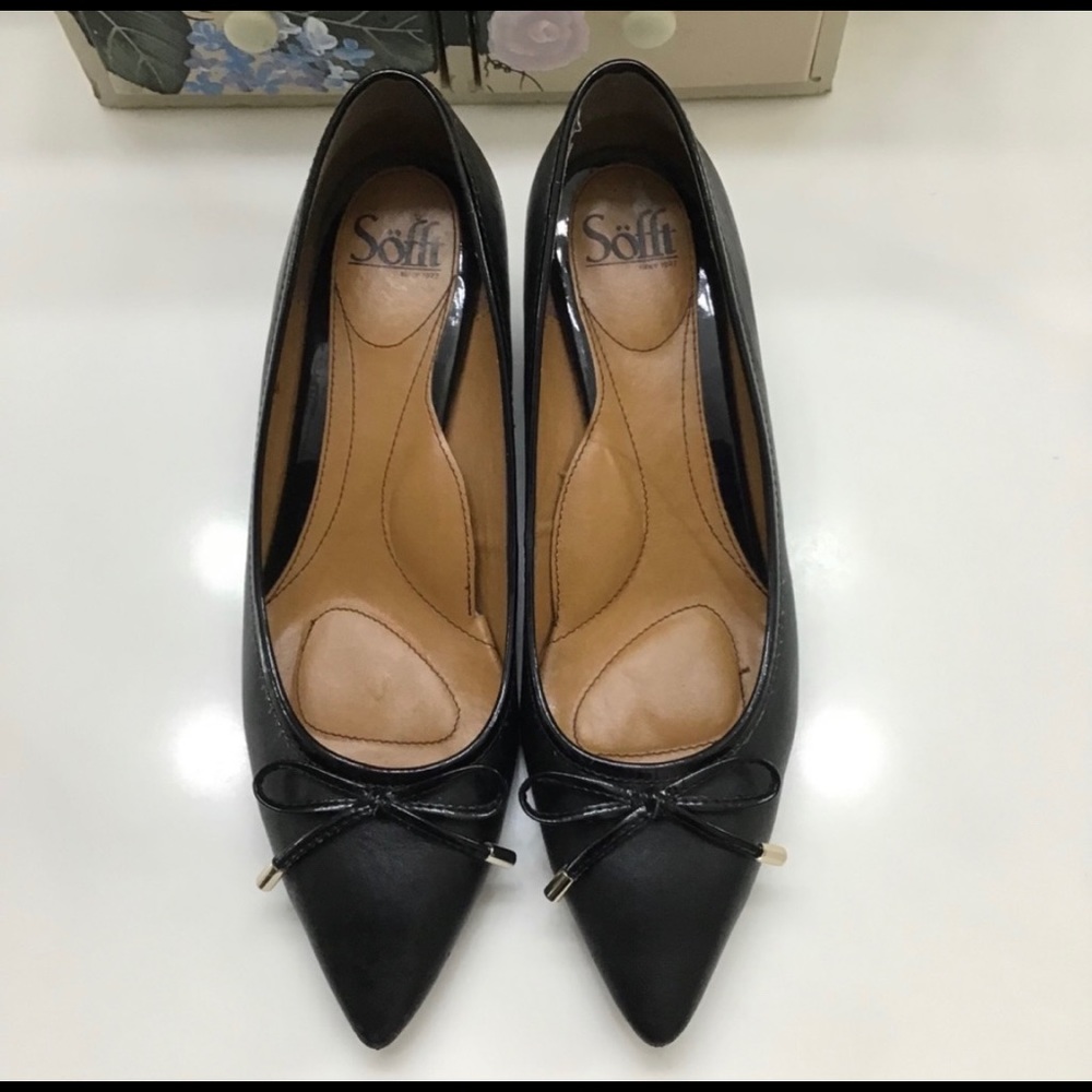 Black wedge dress shoe